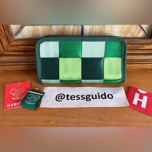 Like New EXC Harveys Mixed Greens Classic Wallet.